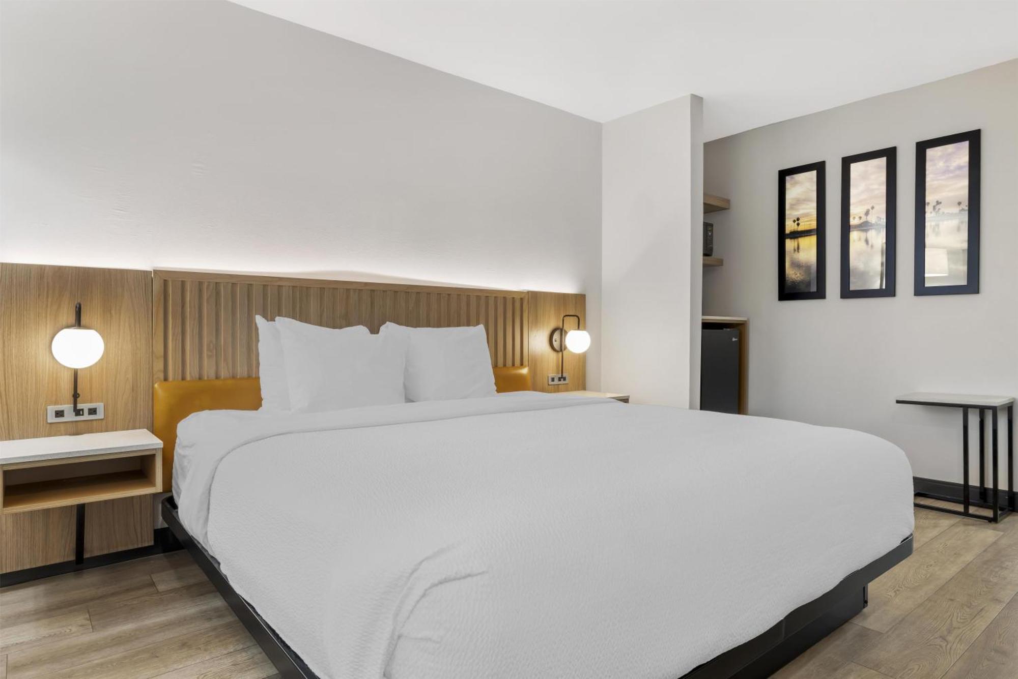 King Room with Roll-in Shower - Disability Access/Non-Smoking